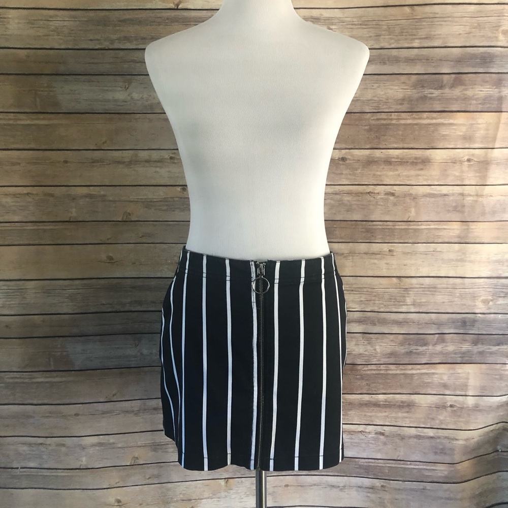 *Volcom Frochickie Skirt* NWT!
